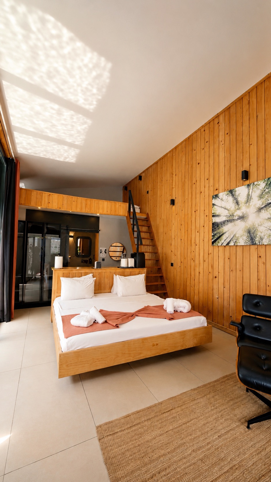Suite 1001 yüksek tavanlı ahşap yatak odası